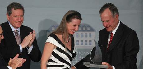 Gabriela von Habsburg má i vlivné známosti. Na snímku z roku 2008 pedává cenu Georgi Bushovi.